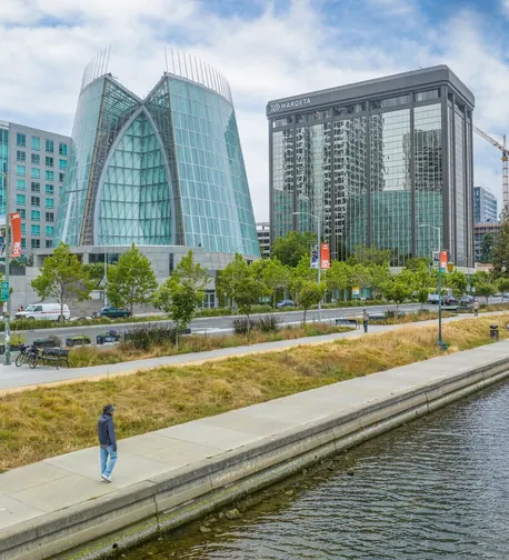 Lake Merritt shoreline promenade